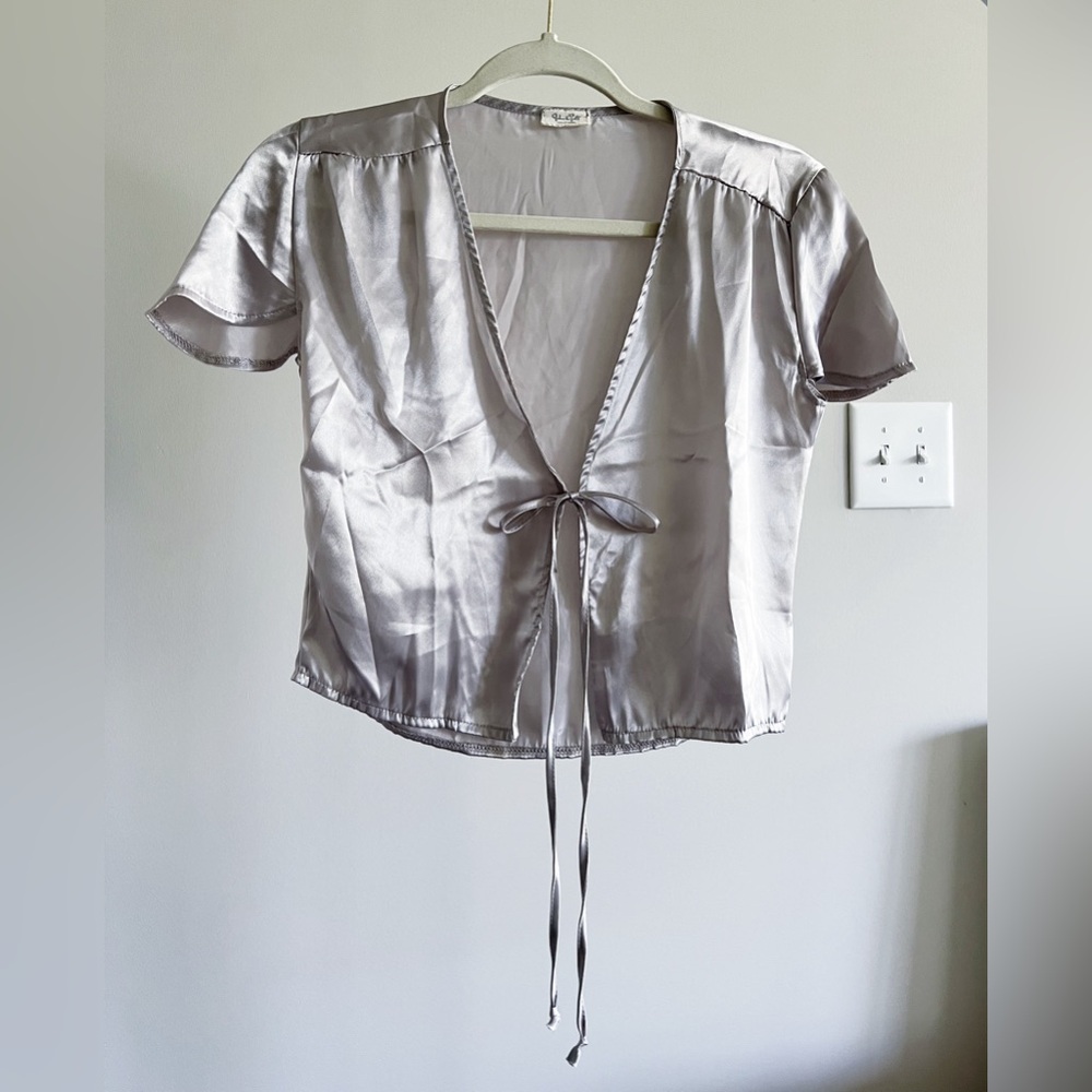 Brandy Melville Leesa silky top color silver satin one size